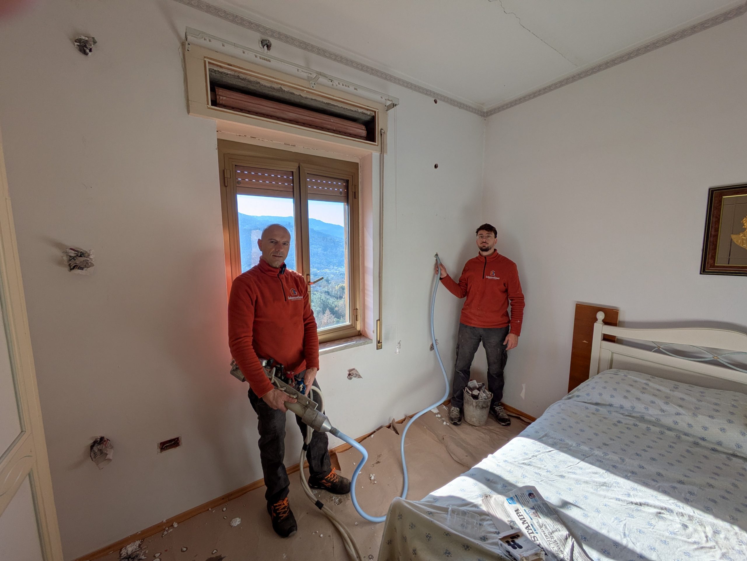 Insufflaggio pareti a Roma: operai al lavoro per la riqualificazione energetica. Isolamento termico efficiente.