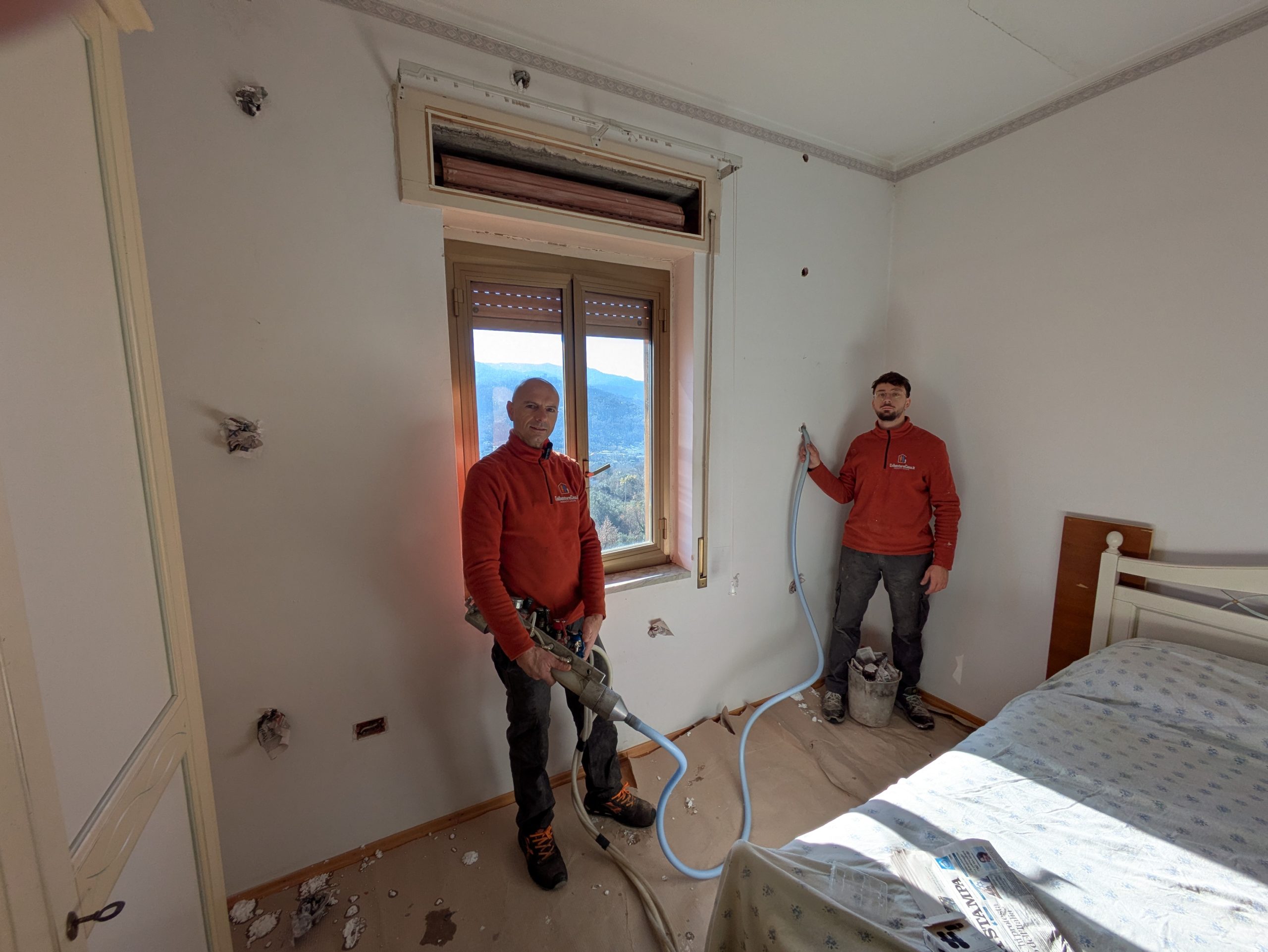 Insufflaggio pareti a Roma: tecnici al lavoro per riqualificazione energetica. Isolamento termico efficiente.