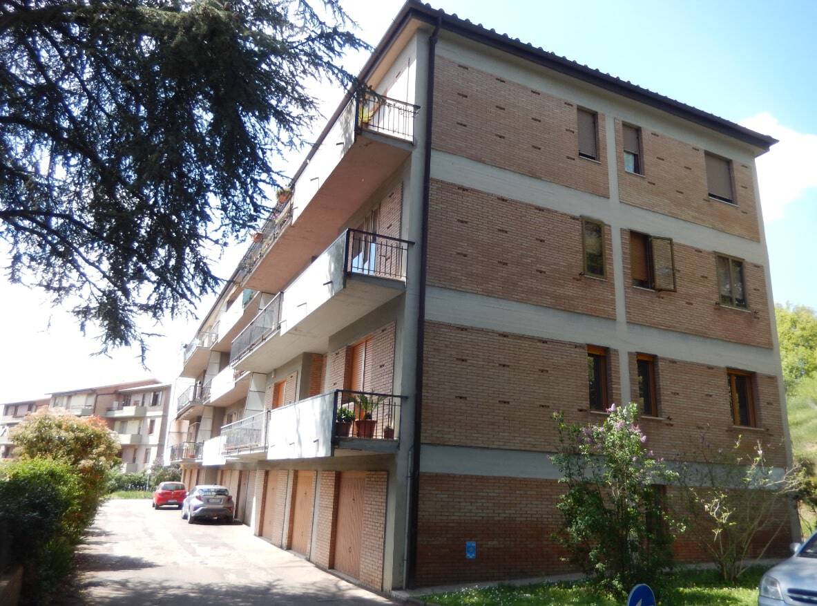 "Edificio in mattoni con balconi e garage in un condominio residenziale"