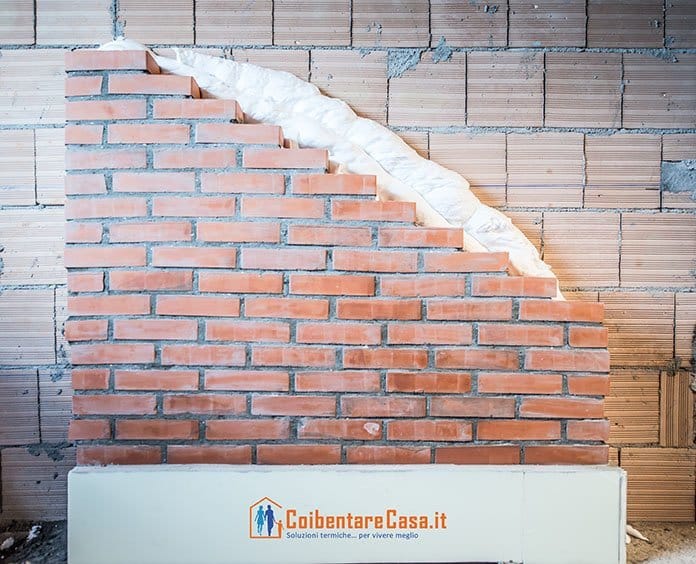 Muretto isolato con insufflaggio di schiuma poliuretanica termica.