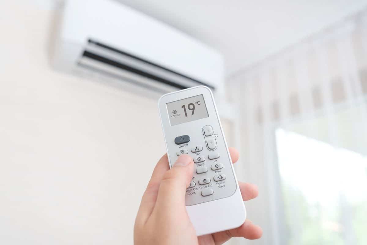 Telecomando per condizionatore impostato su 19°C in una casa.