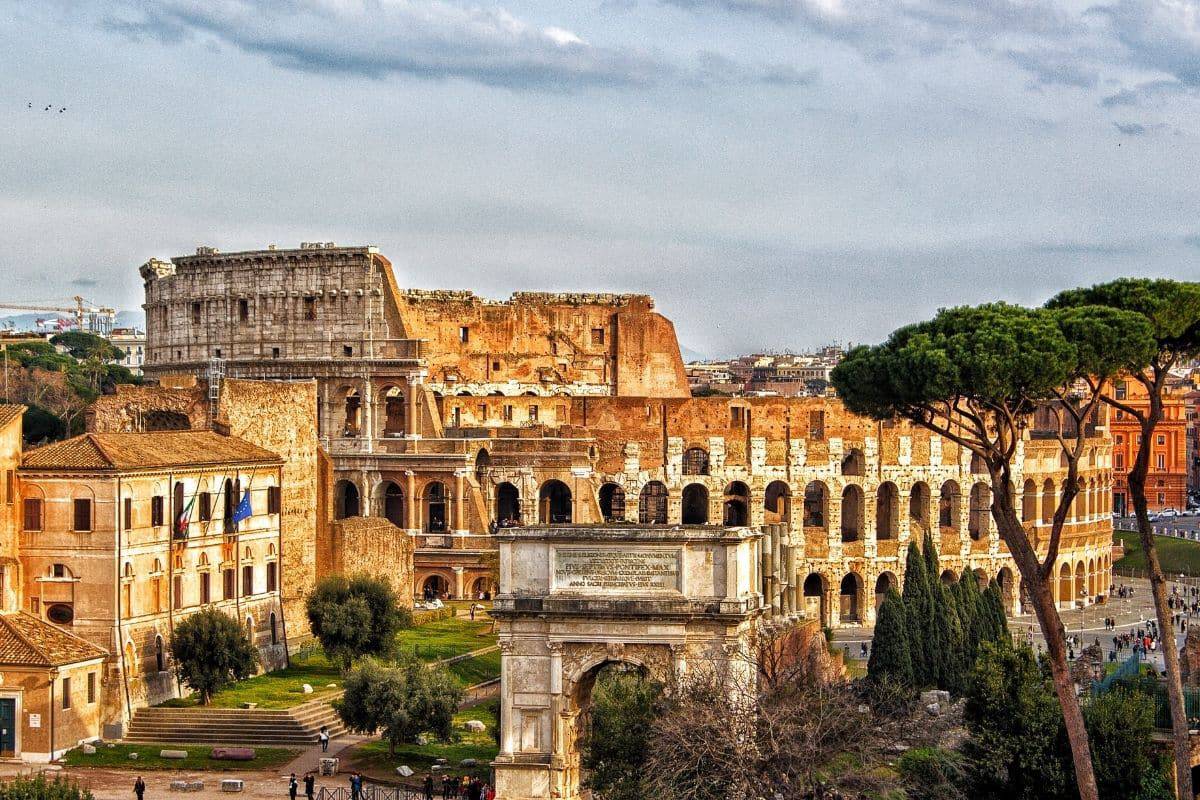 Vista panoramica del Colosseo a Roma, monumento storico italiano.