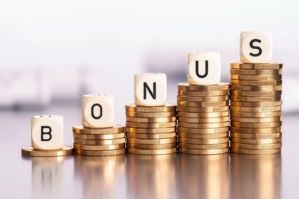 Monete impilate con scritta "BONUS" per ristrutturazione casa 50%.