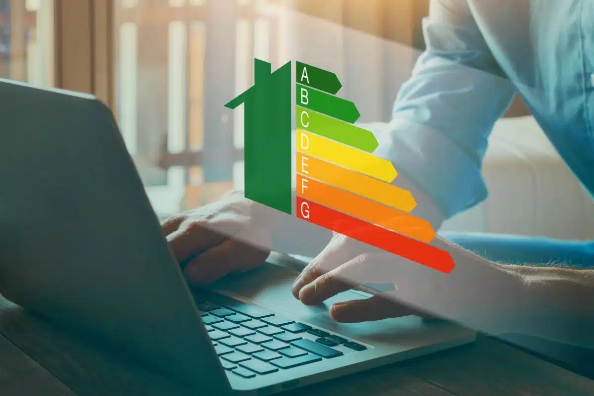 Certificazione energetica su laptop: efficienza degli edifici residenziali.
