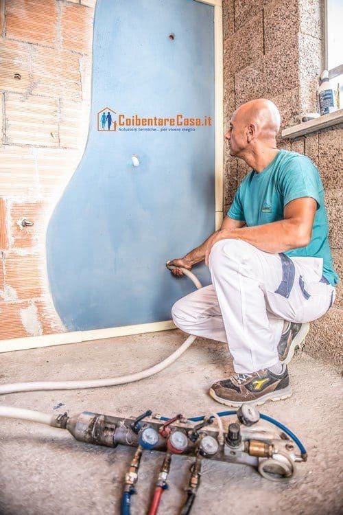 Tecnico esegue insufflaggio pareti per isolamento termico casa.