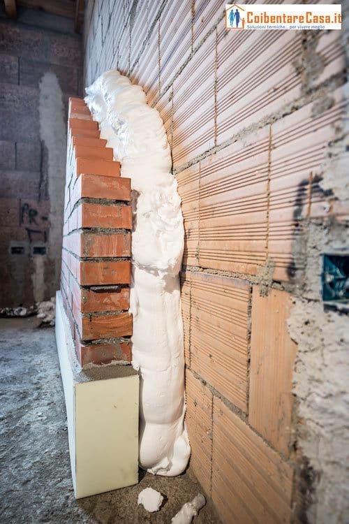 Isolamento termico insufflaggio schiuma poliuretanica muro interno.