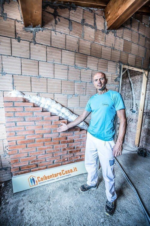 Insufflaggio pareti con materiale isolante in un cantiere edile.