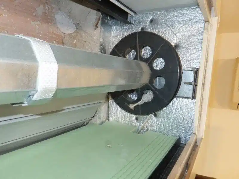 Installazione del sistema di isolamento termico del cassonetto.