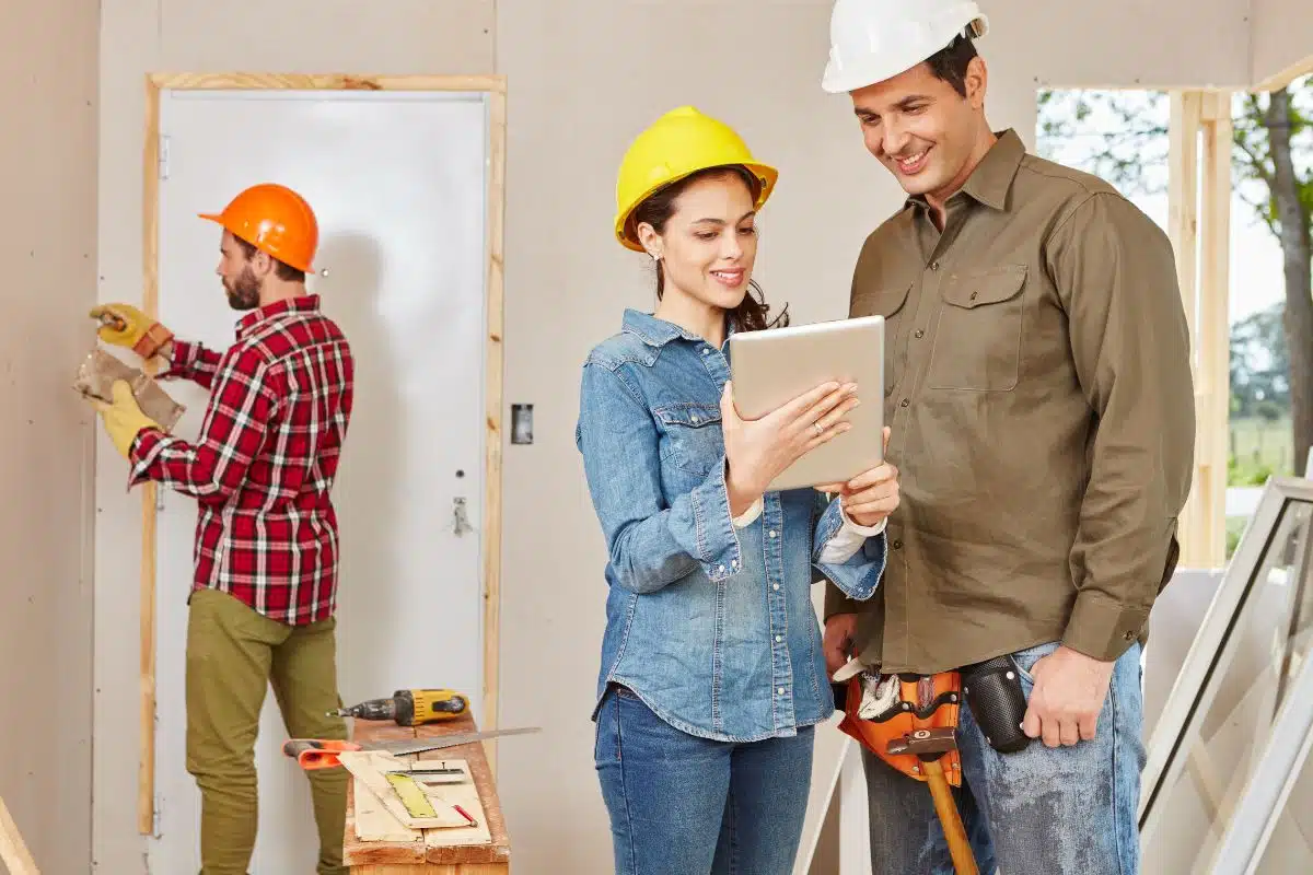 Lavori di ristrutturazione interni con operai e progettazione digitale.