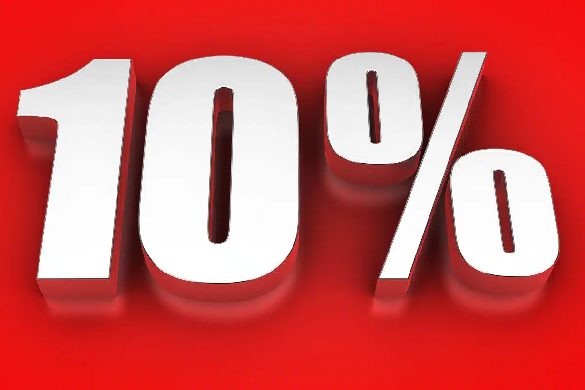 Testo "10%" in bianco su sfondo rosso per rappresentare sconto IVA.