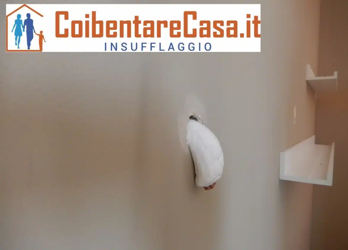 Insufflaggio schiuma isolante in una parete con logo CoibentareCasa.it.