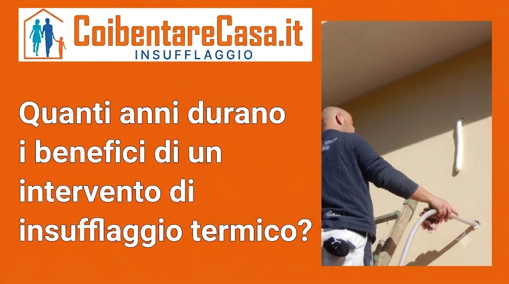 Operatore esegue un intervento di isolamento tramite insufflaggio su una parete esterna, inserendo un tubo in un foro.
