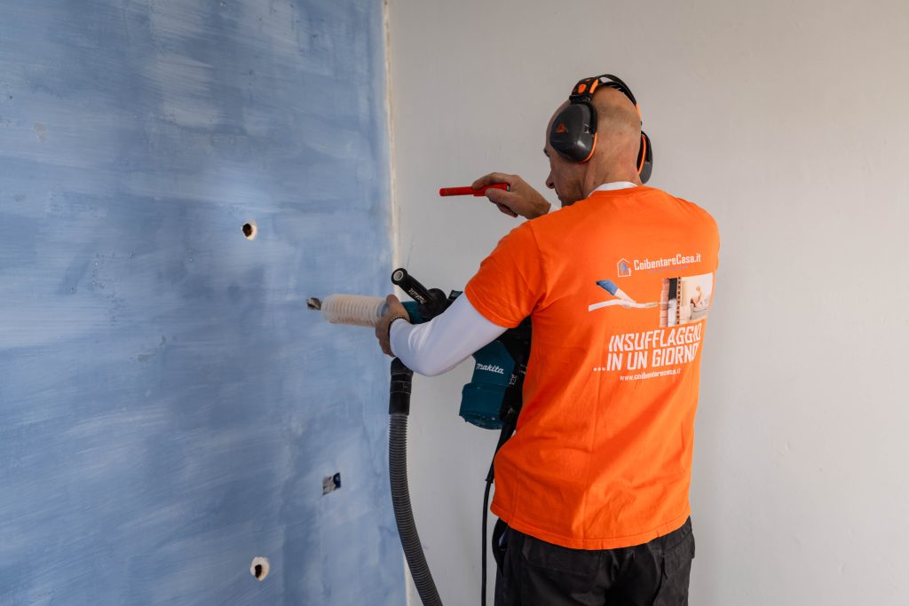 Federico Calvanelli lavora all'insufflaggio di un appartamento