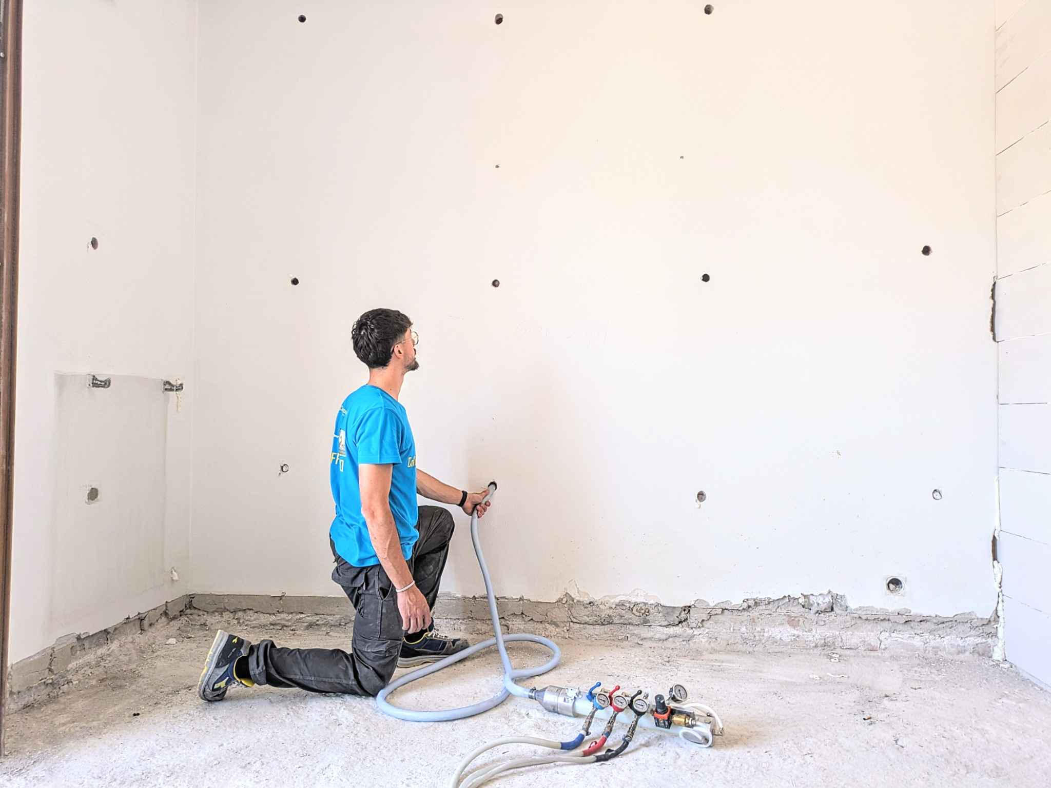 Installazione ISOFOR: tecnico al lavoro sull'isolamento termico a parete. Comfort abitativo e risparmio energetico garantiti.