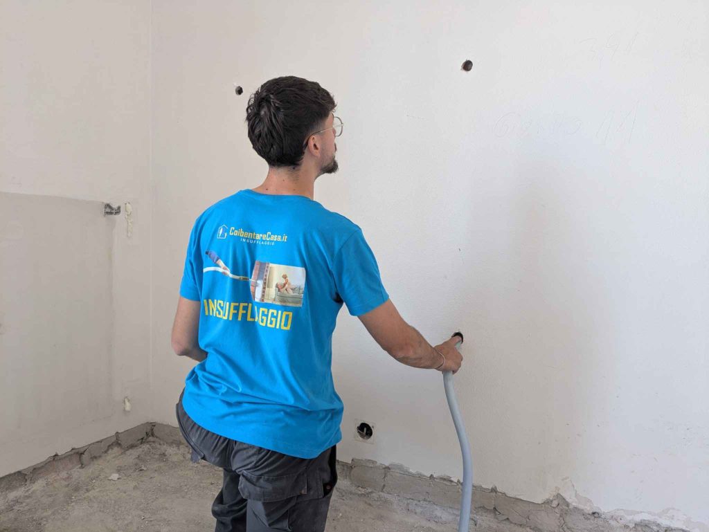 Tecnico realizza insufflaggio termico con schiuma espansa ISOFOR, iniettando il materiale isolante nelle intercapedini del muro perimetrale.