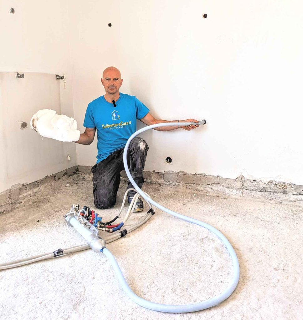 Momento esplicativo durante l’insufflaggio termico: il tecnico mostra la schiuma espansa ISOFOR impiegata per isolare l’intercapedine.