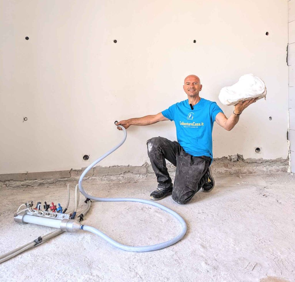 Fase di riempimento delle intercapedini con ISOFOR: operatore controlla l’area da coibentare e procede con l’insufflaggio.