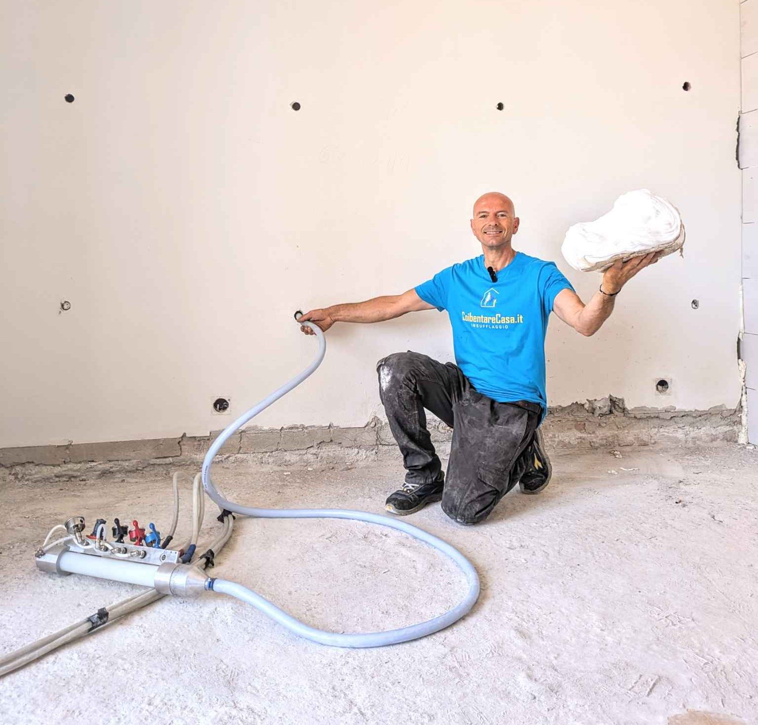 Fase di riempimento delle intercapedini con ISOFOR: operatore controlla l’area da coibentare e procede con l’insufflaggio.
