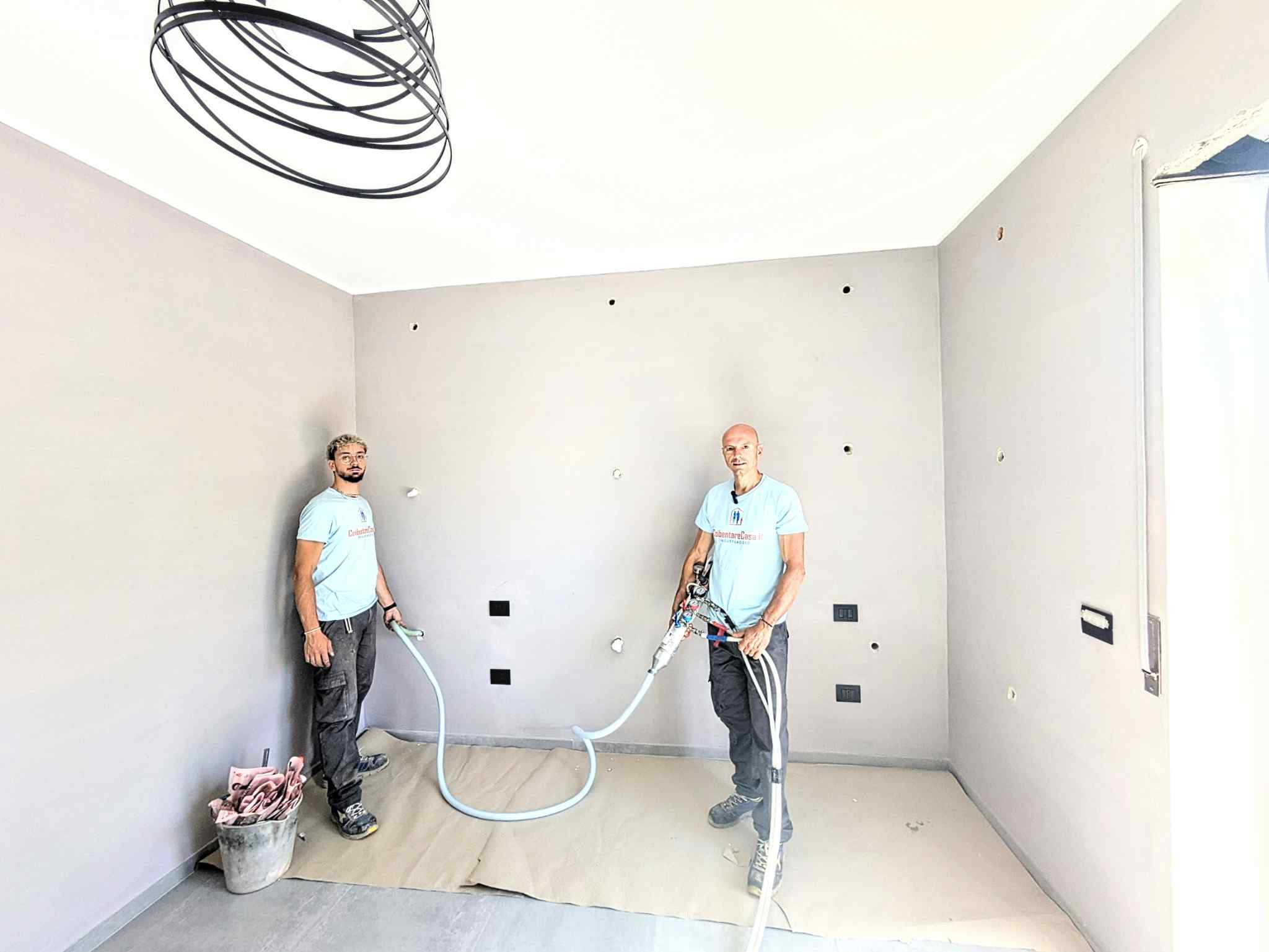 Schiuma ISOFOR iniettata nelle intercapedini da due tecnici in coordinazione.

