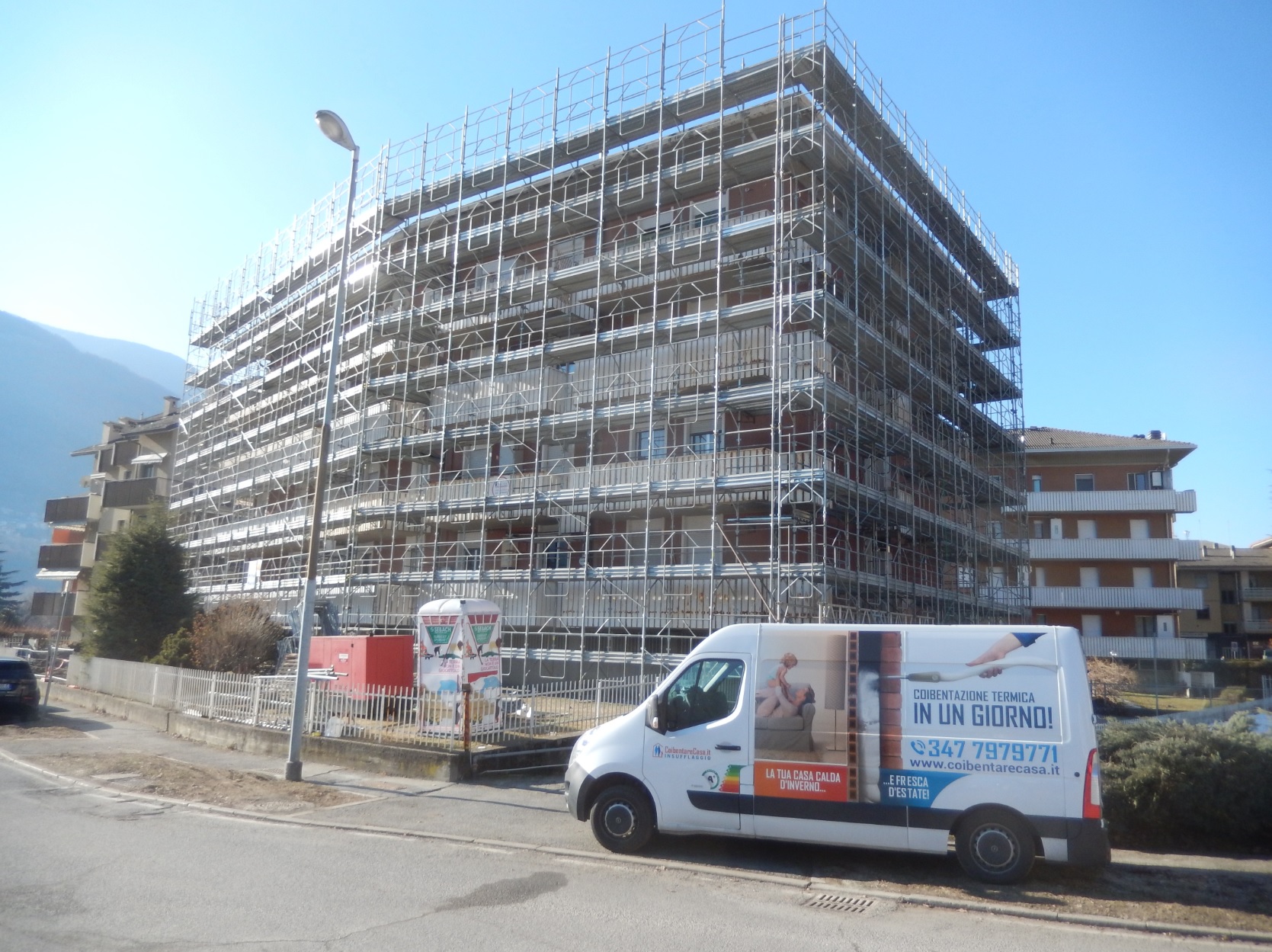 Ecobonus 2025: Cantiere con ponteggi per coibentazione casa. Efficienza energetica e risparmio con l'Ecobonus.