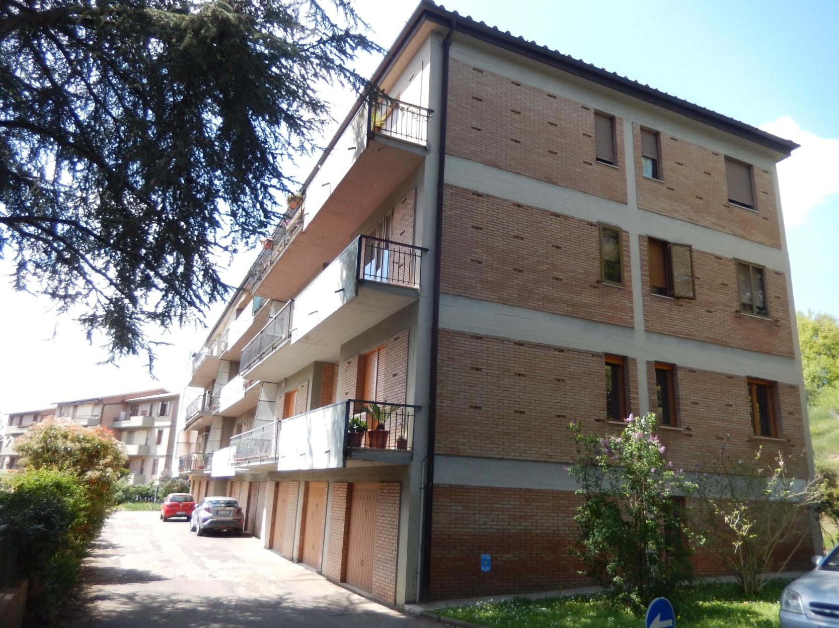 Edificio residenziale per Ecobonus 2026: facciata ristrutturata con balconi e garage. Efficienza energetica e sostenibilità.