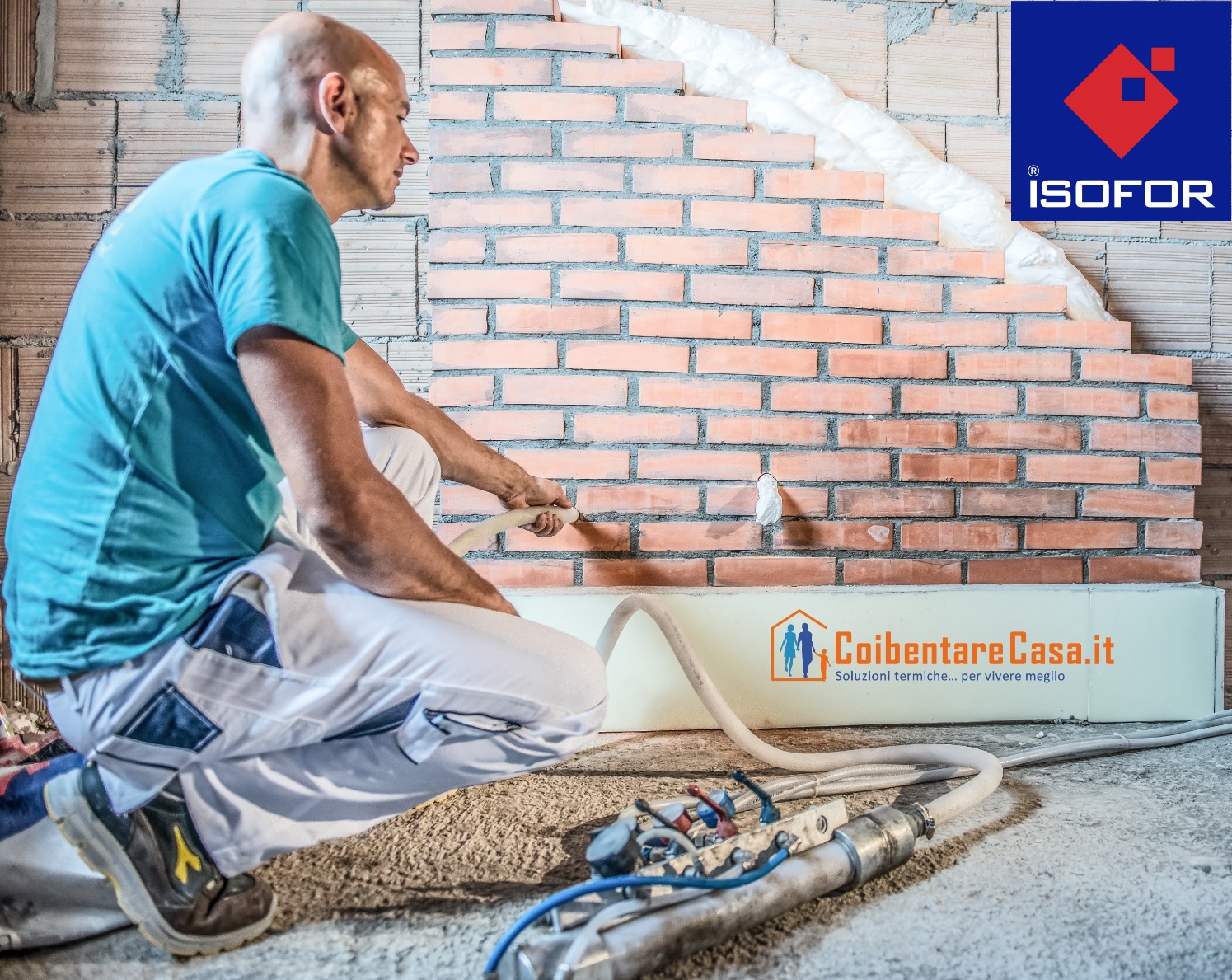 Insufflaggio Isofor: tecnico che inietta isolante nella parete. Migliora l'efficienza energetica della tua casa!