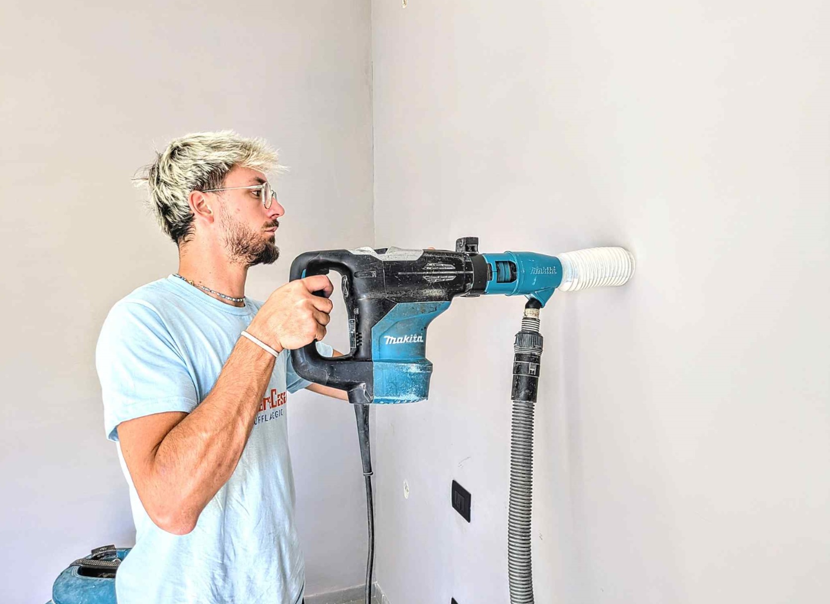 Foratura per insufflaggio termico pareti. Trapano Makita senza aspirazione. Isolamento termico efficiente e rapido.