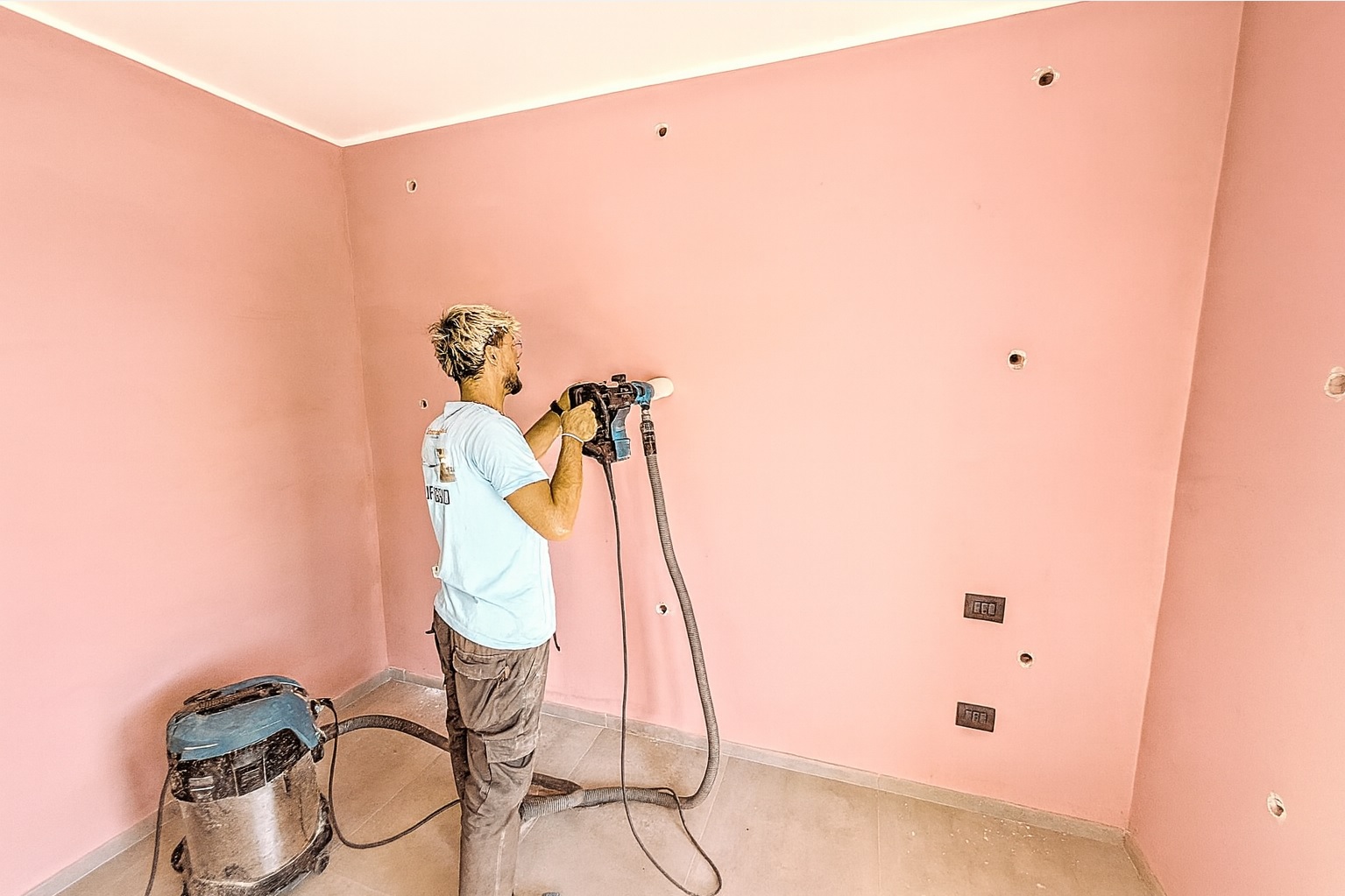 Foratura parete senza polvere per isolamento con schiuma poliuretanica. Lavoro pulito e preciso.