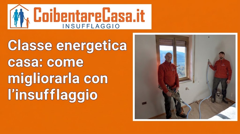 Due operatori in pile rosso eseguono un intervento di isolamento tramite insufflaggio su una parete interna vicino a una finestra.