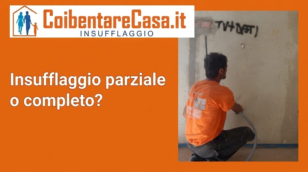 Operaio con maglietta arancione inserisce un tubo in un foro su una parete interna per un intervento di insufflaggio.