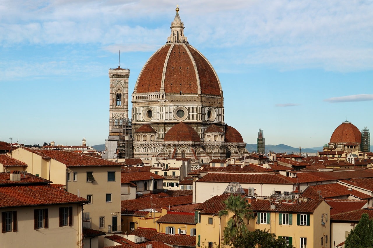 una bella vista delle case e del duomo di firenze