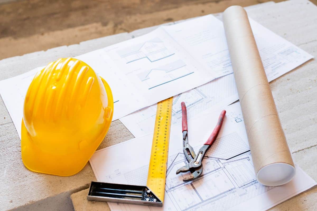 edilizia libera caschetto e documenti di lavoro