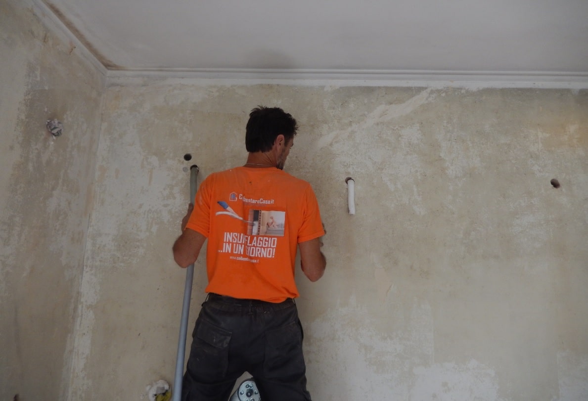 insufflaggio di una parete con schiuma isolante